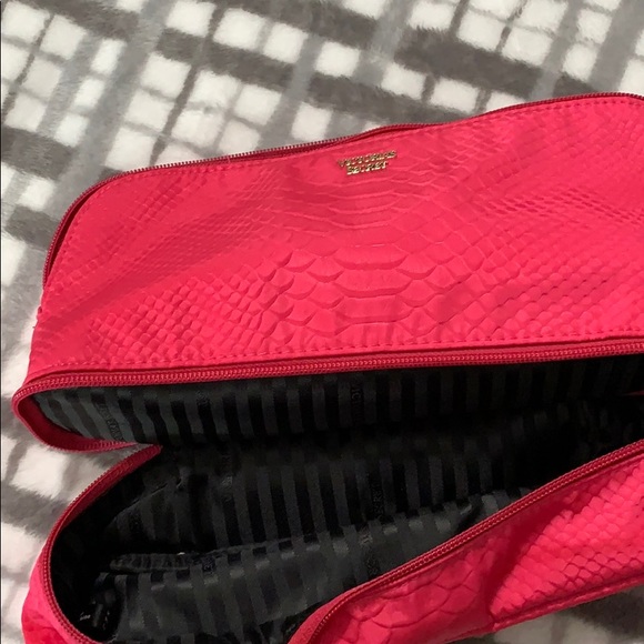 BUNDLE: makeup bag, brushes and lashes - Picture 4 of 9